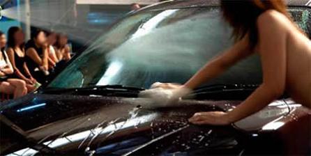 女留学生半裸洗车 现场图片曝光